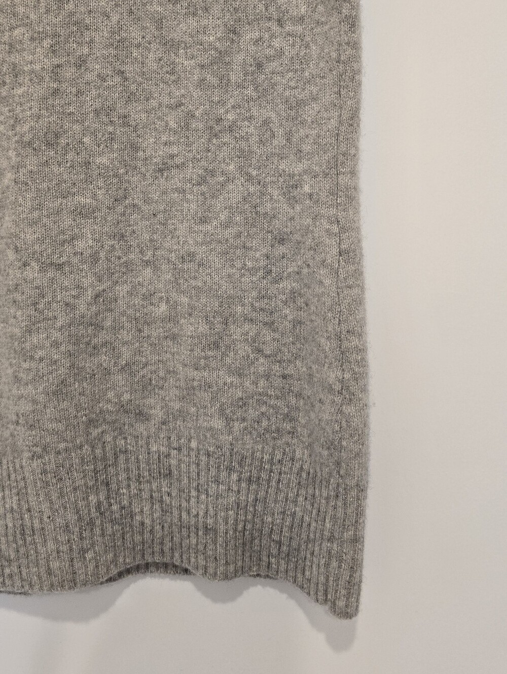 100% Cashmere MARISA CHRISTINA  V-Neck Short Sleeve Sweater - Gray - Picture 4 of 5